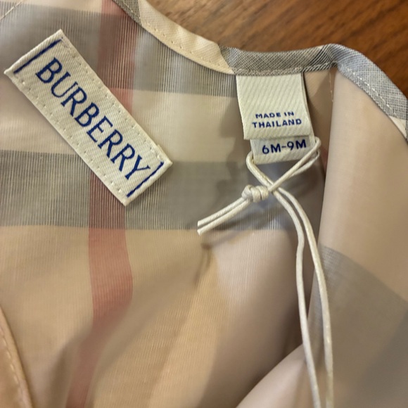 NWT- Burberry’s Check-Print Bib, Size 6M-9M - Picture 5 of 7